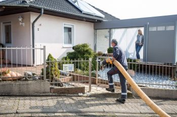 Holzpellets Pellets Lieferung Einfamilienhaus Haus Schlauch