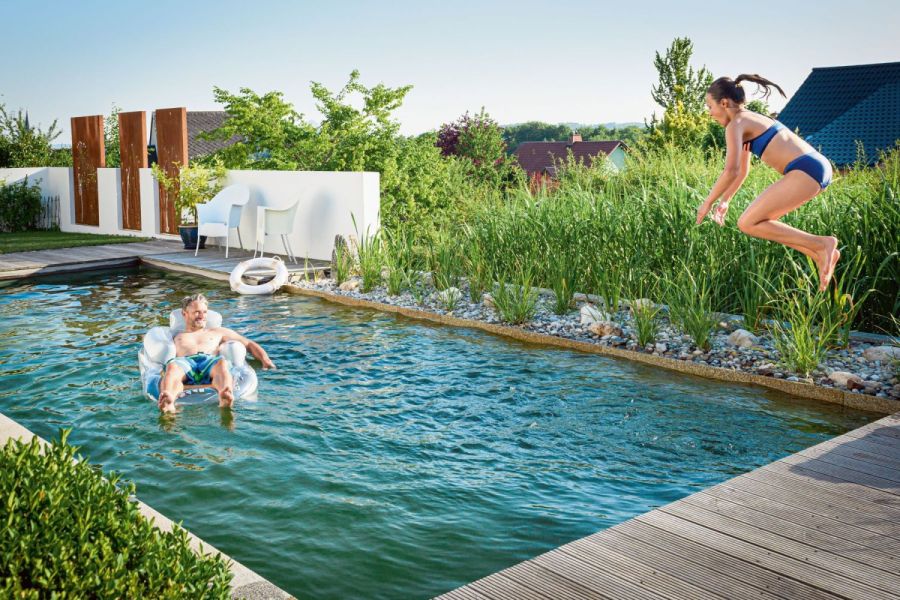 Sprung in den Naturpool