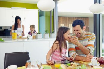 Familie beim Zusammenleben