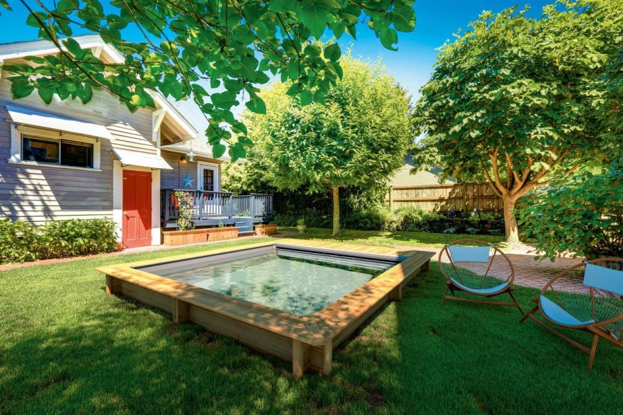Kleiner Pool im Garten