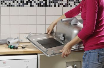 Küchenspüle in den vorbereiteten Ausschnitt der Arbeitsplatte einsetzen