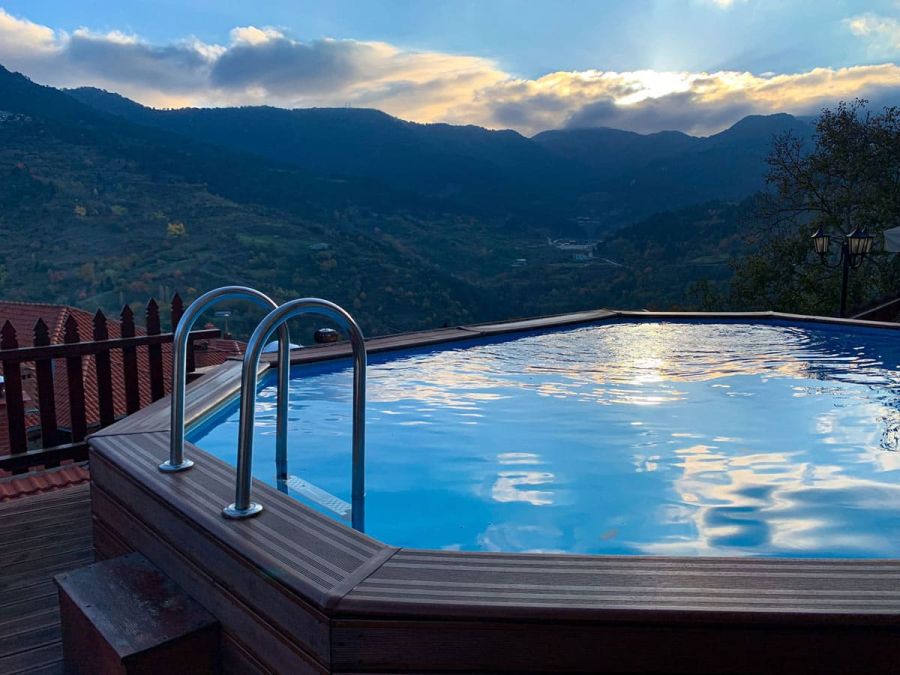 Infinity Pool am Hang mit Aussicht auf die Berge