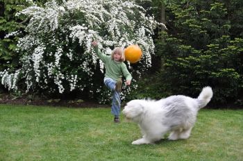 Kind spielt im Garten