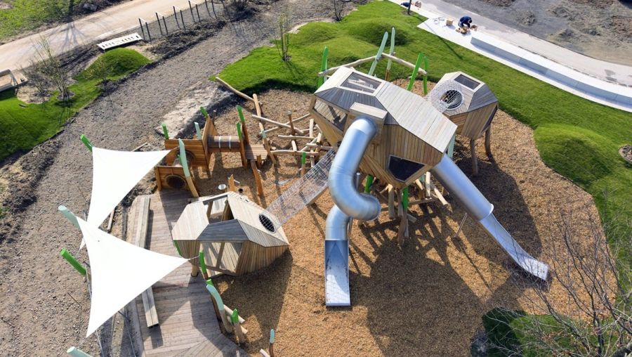 Vogelperspektive eines Spielplatzes mit großer Rutsche