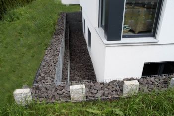 Keller als Wohnraum nutzen: Böschung für mehr Tageslicht