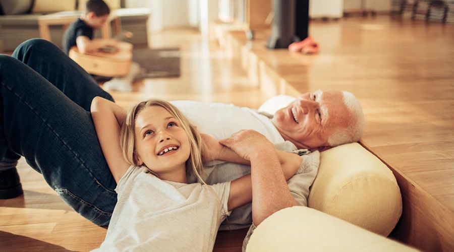 Mehrgenerationenhaus: Opa mit Enkeln