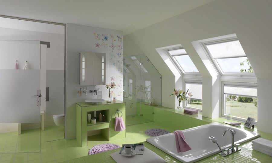 Badezimmer in Weiß- und Hellgrüntönen