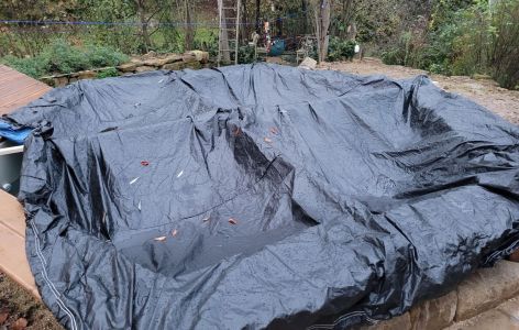 Abdeckplane über den Pool spannen