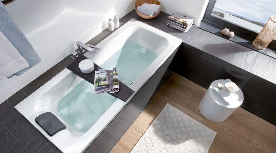 Gefüllte Badewanne, gefliest