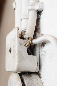 Alte marode Leitungsisolierung