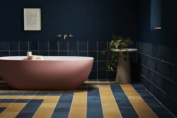 Fliesen Verlegemuster blau gold gelb spannend modern navy dunkel Akzente Kreuzverband