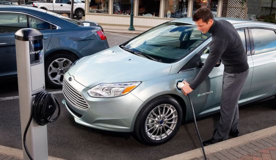 Öffentliche Ladesäule fürs Laden E Auto e-auto an einer Ladesäule Ladestation