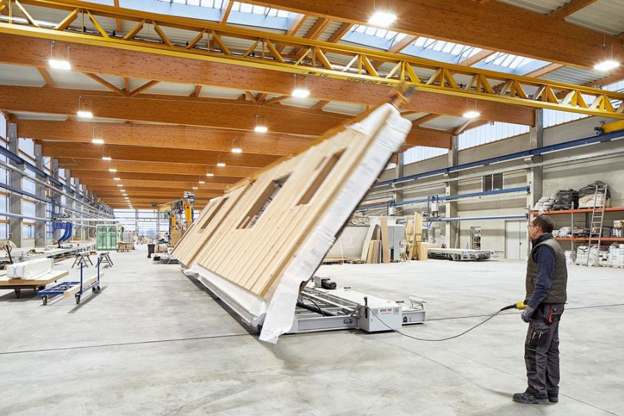 Serielle Vorfertigung eines Fassadenelements in der Fertigungshalle