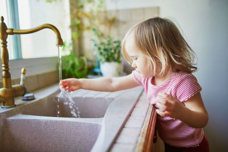 Kind am Waschbecken