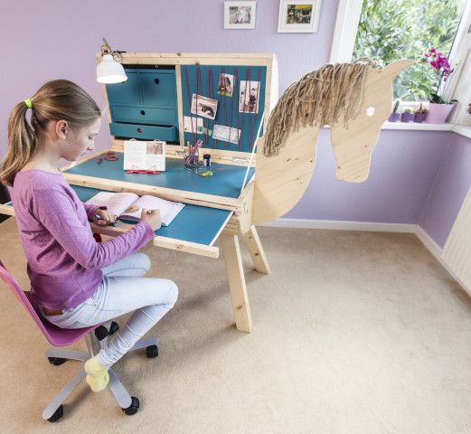 Mädchen sitzt am Schreibtisch