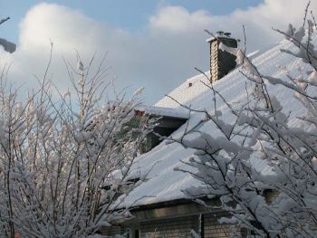 Schnee auf dem Hausdach