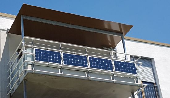 Balkonkraftwerk Solaranlage für die Steckdose an Balkonbrüstung