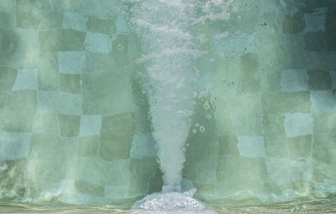 Sprudeldüsen im Pool