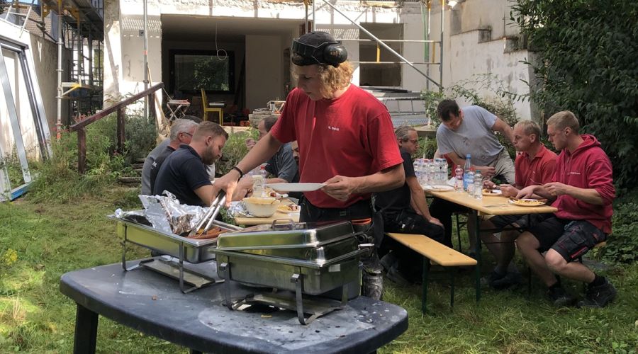 Handwerk beim Grillen im Garten
