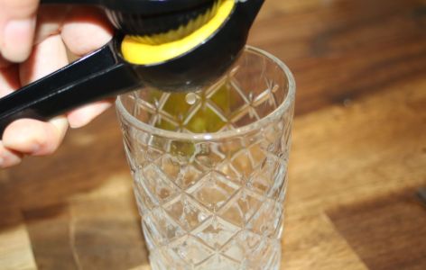 Zitronensaft ausdrücken