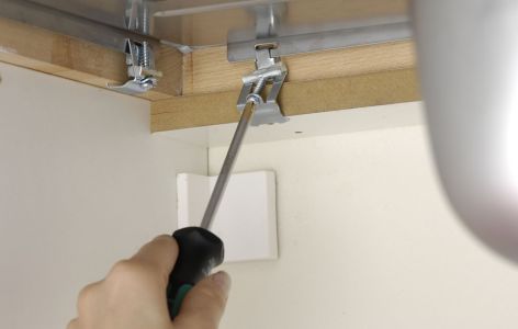 Küchenarbeitsplatte verschrauben