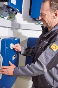 Elektroniker führt einen Check bei einer PV-Anlage durch