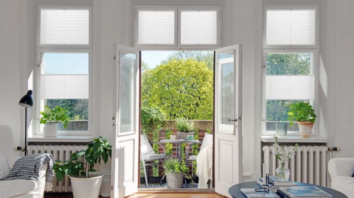 Geöffnete Türen zum Balkon
