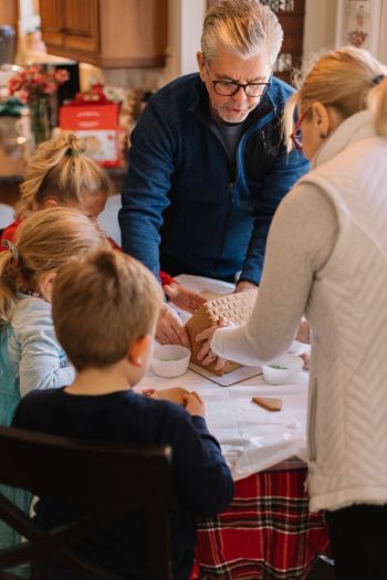 Familie beim Backen