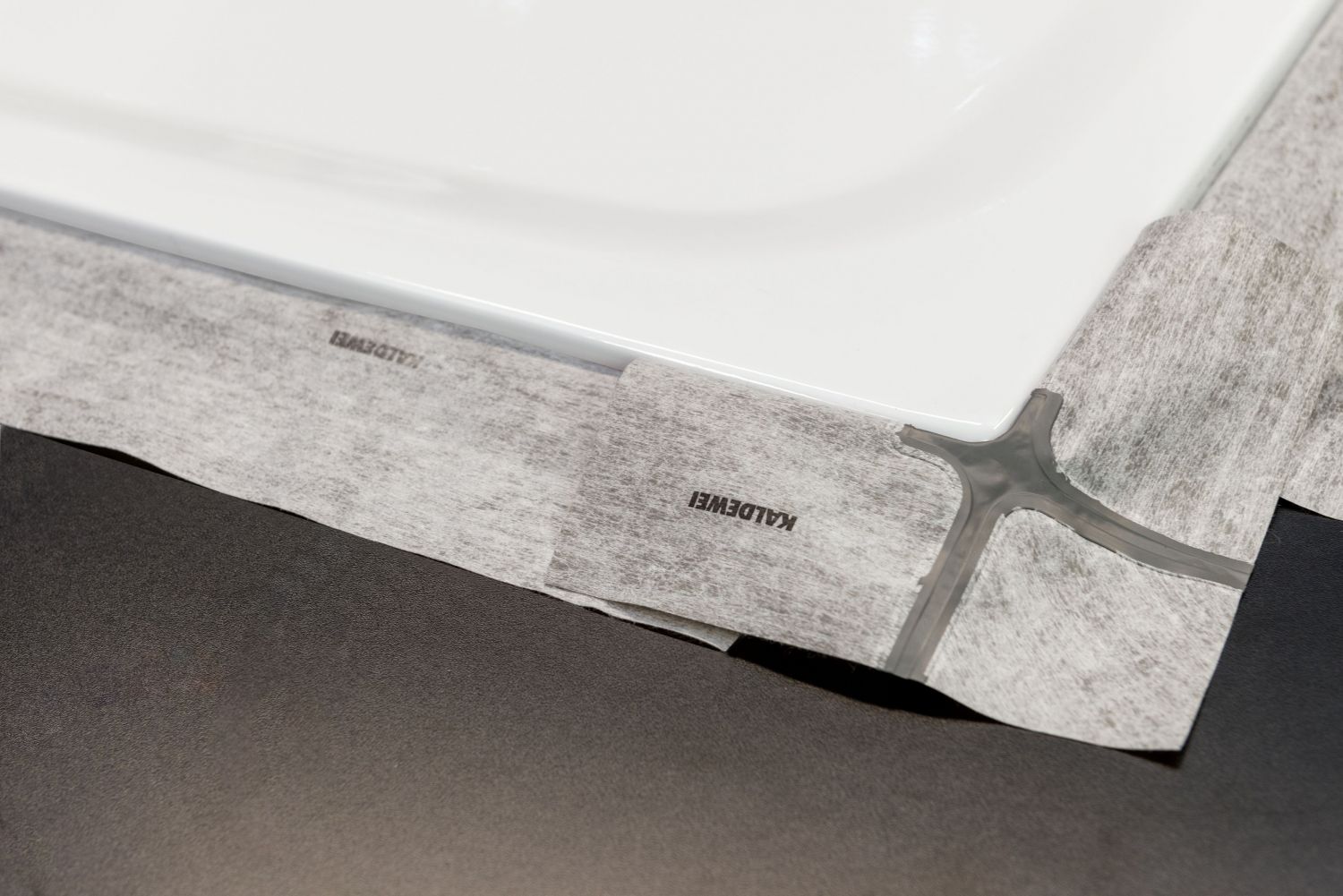 Duschwanne selbst abdichten − so geht