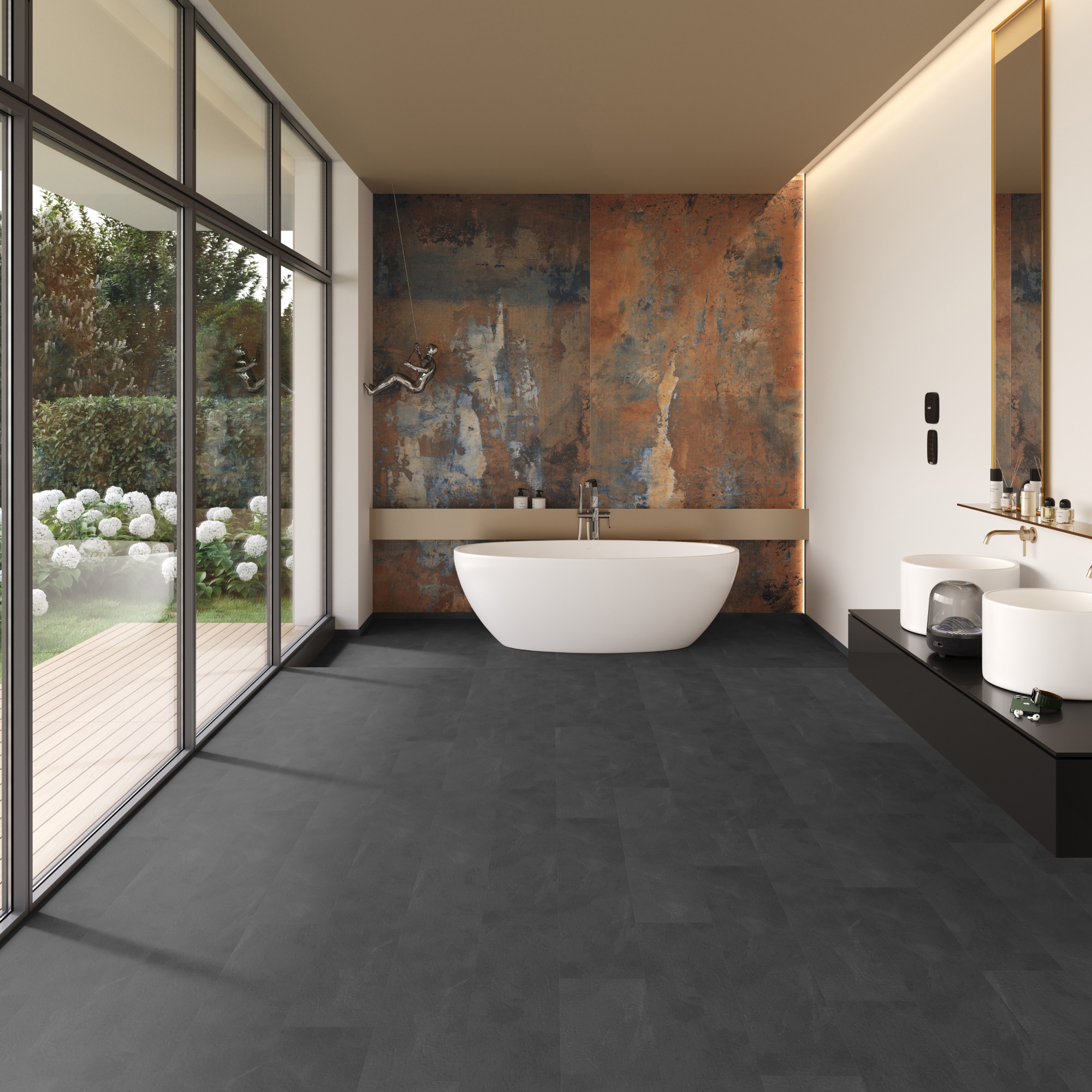 Ein luxuriöses Badezimmer mit freistehender Badewanne, großen bodentiefen Fenstern und einem dunklen Vinylboden. Die Wandgestaltung mit rostfarbenem Industrie-Design verleiht dem Raum einen modernen Touch.