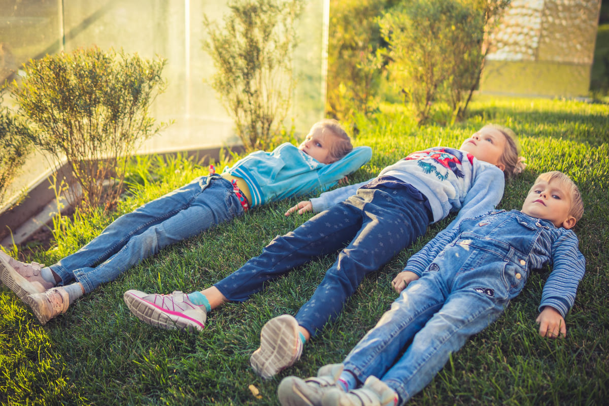 Kinder im Garten beschäftigen bei Langeweile